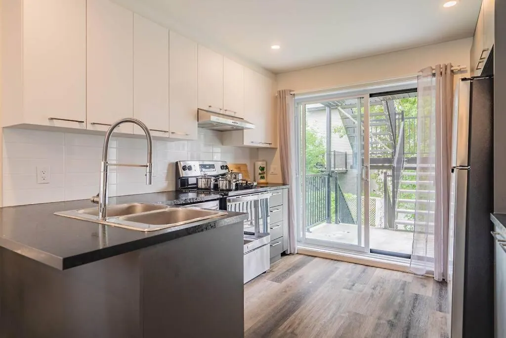 Stylish 3Br Oasis With 2 Free Parking Spots Apartment Longueuil Canada